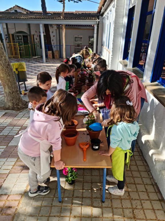 Taller de jardinera con el alumnado de Ed. Infantil - Taller de jardinera con el alumnado de Ed. Infantil. 